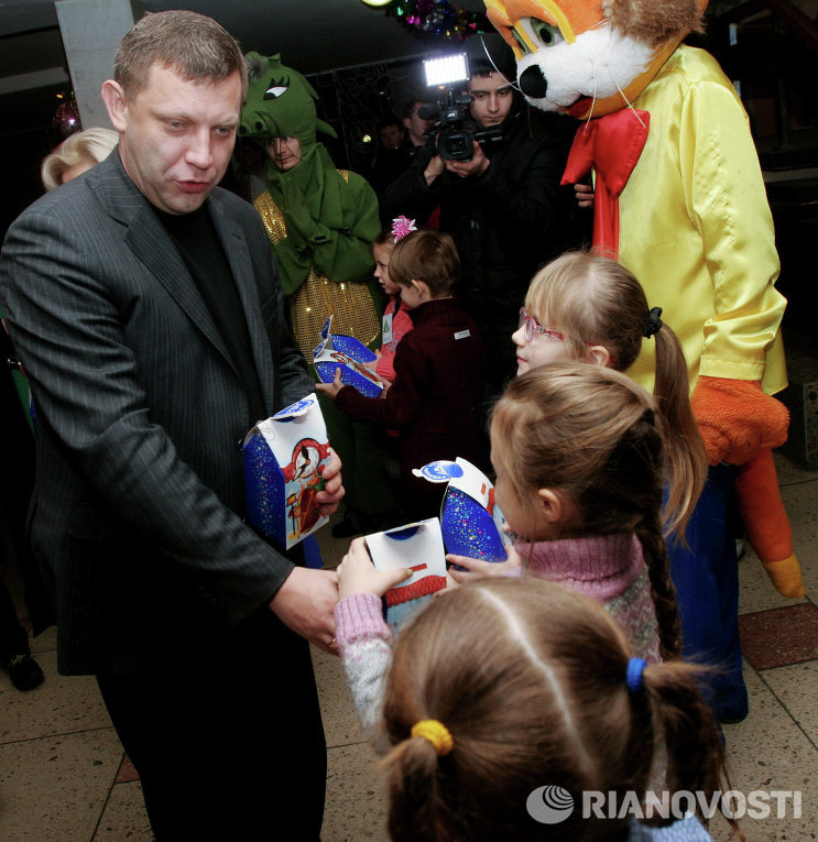 Захарченко посетил новогодний детский праздник в Енакиево