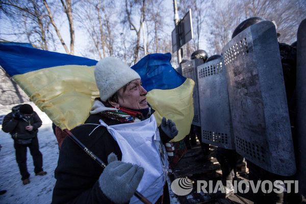 Сторонница оппозиции перед милицейским кордоном на улице Грушевского в Киеве.