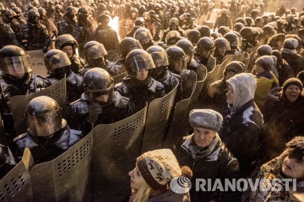 Сторонники евроинтеграции Украины и сотрудники правоохранительных органов на улице Грушевского в Киеве.