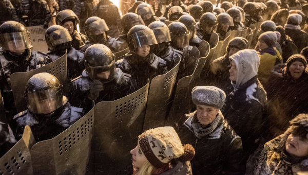 Сторонники евроинтеграции Украины и сотрудники правоохранительных органов на улице Грушевского в Киеве. Архивное фото