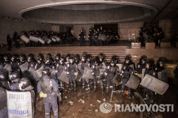 Сотрудники правоохранительных органов стоят в оцеплении у здания Украинского Дома в центре Киева.