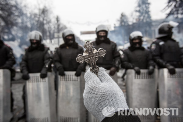 Житель Киева митингует перед оцеплением милиции на нейтральной территории на улице Грушевского.