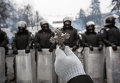 Житель Киева митингует перед оцеплением милиции на нейтральной территории на улице Грушевского.
