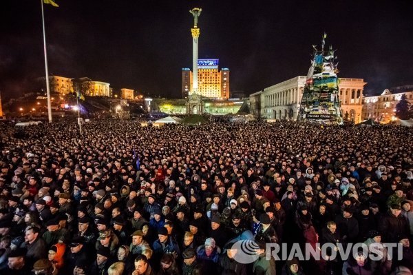 Сторонники оппозиции во время Народного вече на площади Незалежности в Киеве.