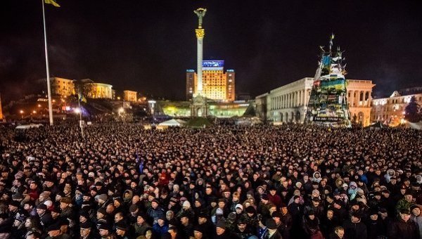 Сторонники оппозиции во время Народного вече на площади Незалежности в Киеве