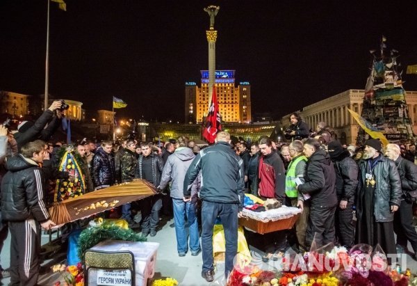 Сторонники оппозиции во время траурной церемонии на площади Незалежности в Киеве.