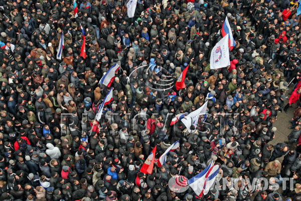 Участники митинга у здания Верховного совета Крыма в Симферополе.