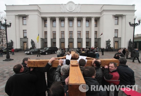 Освящение здания Верховной Рады в Киеве молитвенным крестом высотой около 3 метров.