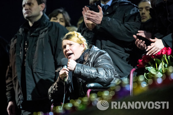 Бывший премьер-министр Юлия Тимошенко, освобожденная из тюремного заключения, на площади Незалежности в Киеве.