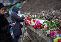 Киевляне несут цветы и свечи в память о погибших в столкновениях.