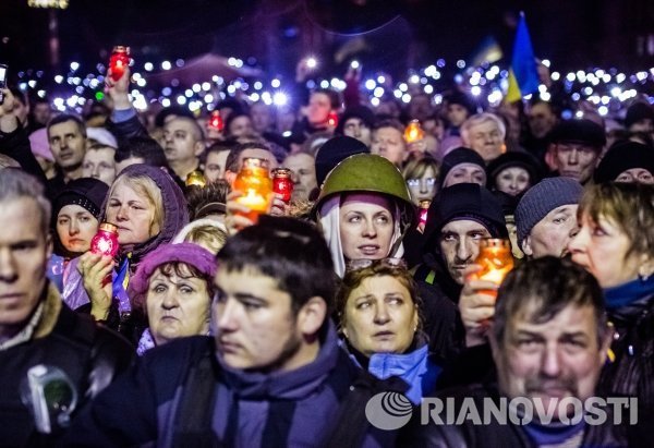 Сторонники оппозиции и жители Киева во время ночных акций на площади Незалежности.