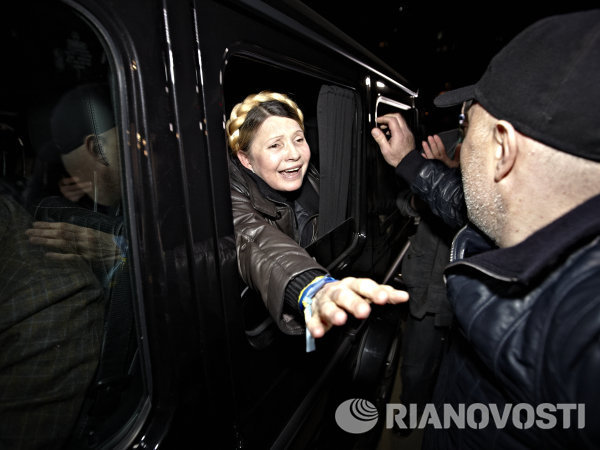 Бывший премьер-министр Украины Юлия Тимошенко выезжает из больницы в Харькове.