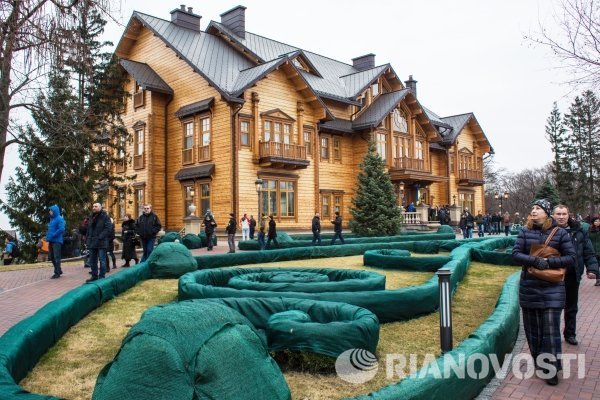 Люди гуляют по территории оставленной резиденции Виктора Януковича Межигорье под Киевом.
