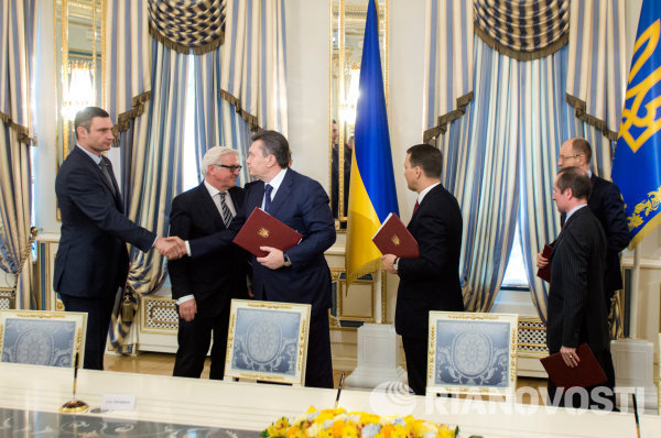 Кличко, Штайнмайер, Янукович, Яценюк, Сикорский во время подписания соглашения об урегулировании кризиса в Украине.