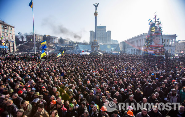 Сторонники оппозиции ожидают новостей с внеочередного заседания Верховной Рады.