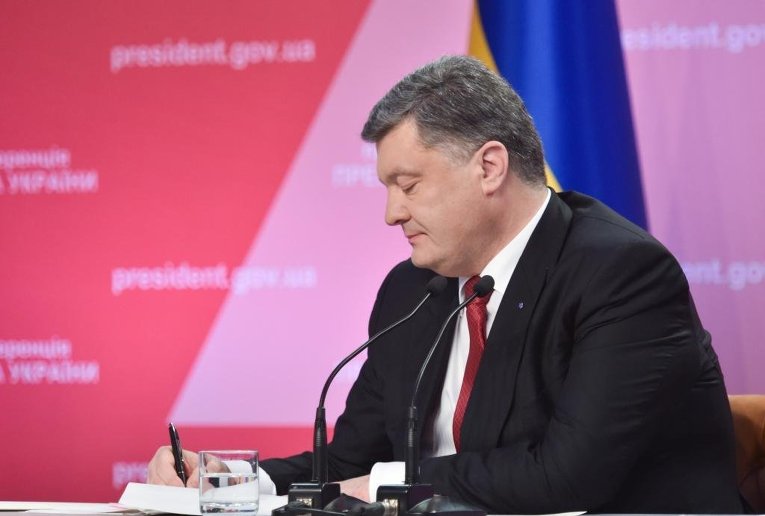 Петр Порошенко подписал закон на пресс-конференции, 29 декабря 2014