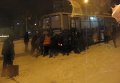 Троллейбус толкают в Запорожье, чтобы вытащить из сугробов