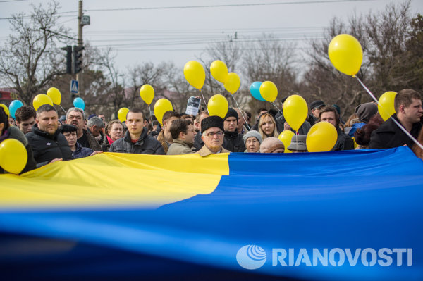 Участники демонстрации в поддержку единства Украины у памятника Тарасу Шевченко в Симферополе.