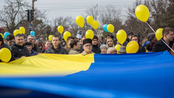 Участники демонстрации в поддержку единства Украины