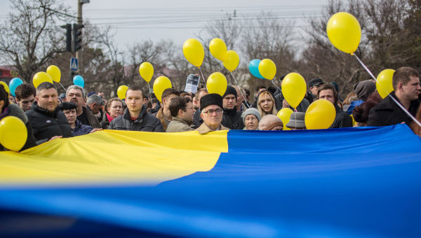 Участники демонстрации в поддержку единства Украины