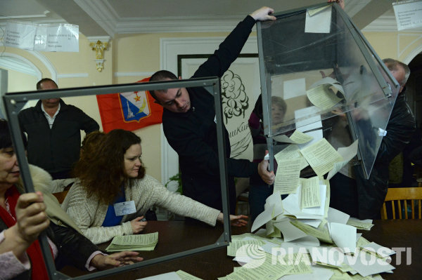 Сотрудники одного из избирательных участков в Севастополе подсчитывают голоса по итогам референдума о статусе Крыма.