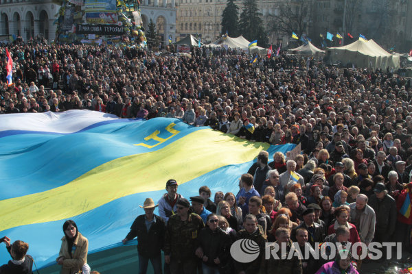 Участники народного вече в Киеве, посвященного единству страны из-за крымских событий.