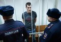 Оглашение приговора братьям Навальным - Олег Навальный (в центре)