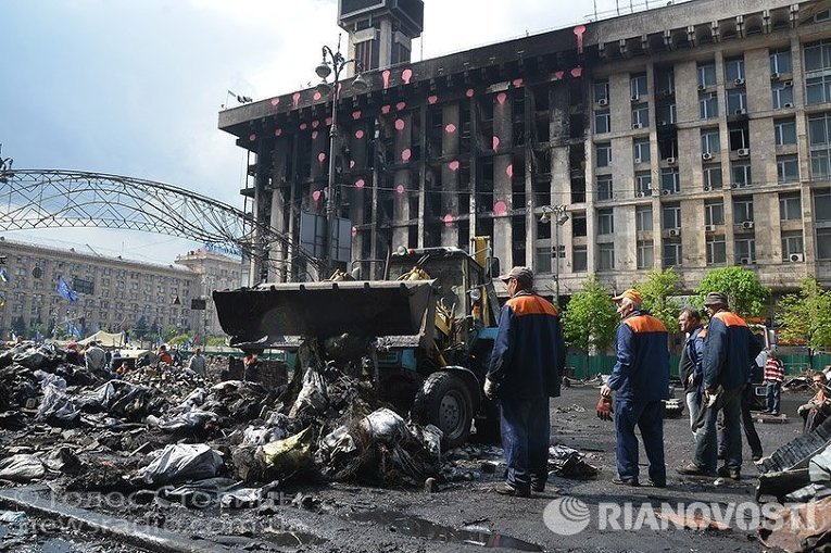 Капитальная расчистка баррикад на Крещатике в Киеве