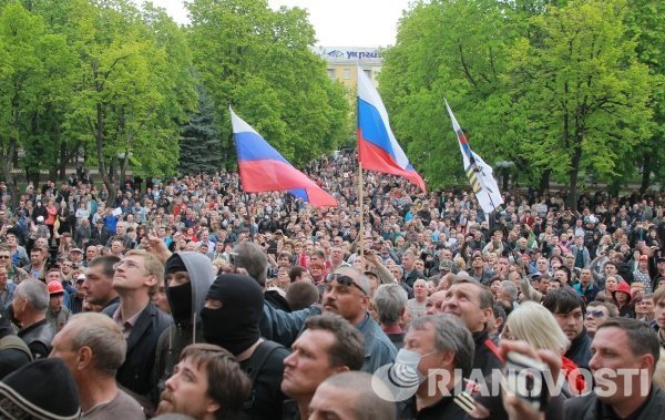 Сторонники федерализации перед зданием областной администрации в Луганске