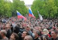 Сторонники федерализации перед зданием областной администрации в Луганске