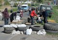 Местные жители строят баррикаду из мешков с песком на новом блокпосту возле села Былбашовка под Славянском