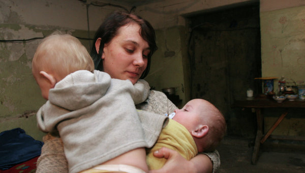 Жители Донецка, потерявшие свое жилье, в подвале