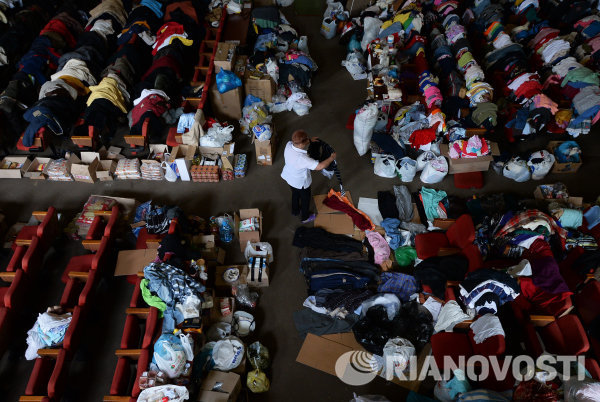 Сбор гуманитарной помощи для Славянска в Донецке.