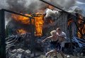 Местные жители спасаются от пожара, возникшего в результате авиационного удара