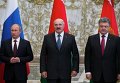 Президент России Владимир Путин, президент Белоруссии Александр Лукашенко и президент Украины Петр Порошенко на переговорах в Минске.