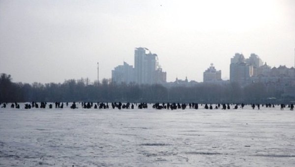 Рыбаки на льду залива Днепра в Киеве