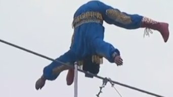 Трое суток на высоте 50 метров -  новый рекорд канатоходца из Китая. Видео