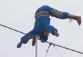 Трое суток на высоте 50 метров -  новый рекорд канатоходца из Китая. Видео