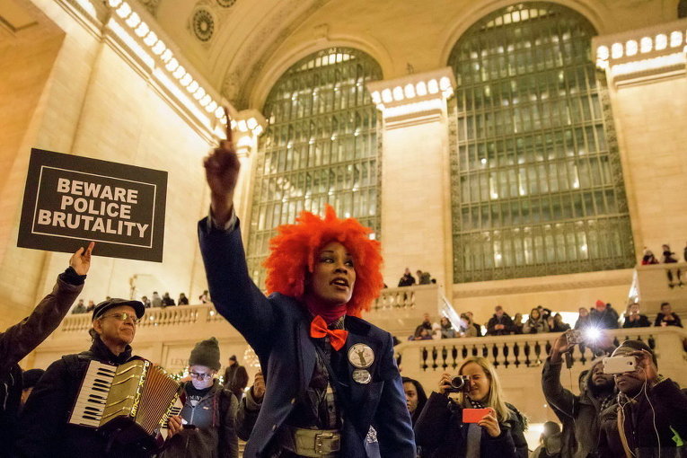 Активисты вышли с протестом против жестокости полицейских в США