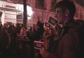 Парижане вышли на улицы поддержать семьи пострадавших в теракте. Видео