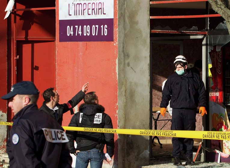 Место взрыва в ресторане у французской мечети