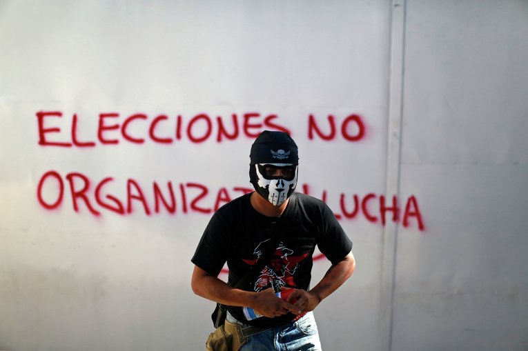 Протесты против выборов и акции в поддержку 43 пропавших студентов в Мексике