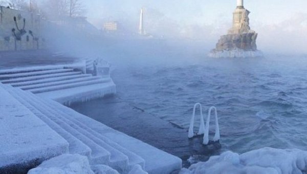 Замерзшие берега в Севастополе