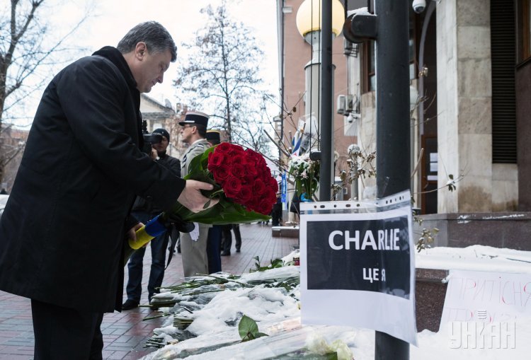 Петр Порошенко почтил память жертв терактов во Франции
