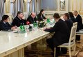 Президент Украины Петр Порошенко во время встречи с министром иностранных дел Латвии Эдгарсом Ринкевичсом, в Киеве, в субботу, 10 января