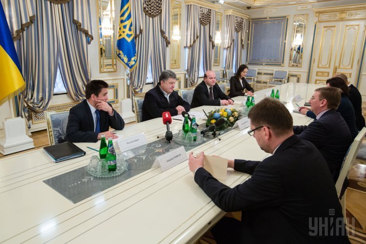 Президент Украины Петр Порошенко во время встречи с министром иностранных дел Латвии Эдгарсом Ринкевичсом, в Киеве, в субботу, 10 января