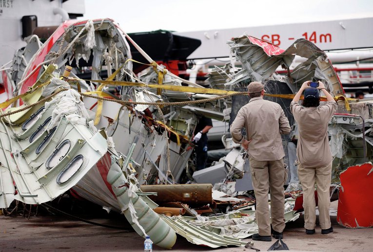 Обломки лайнера авиакомпании AirAsia Indonesia
