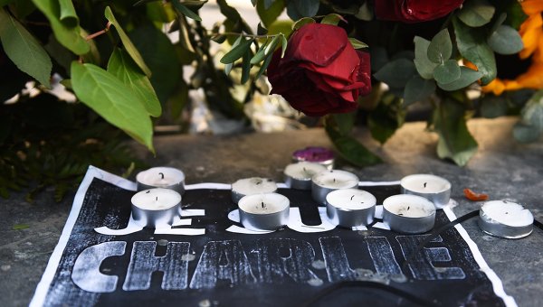 Цветы и свечи в память о жертвах терактов  в Париже