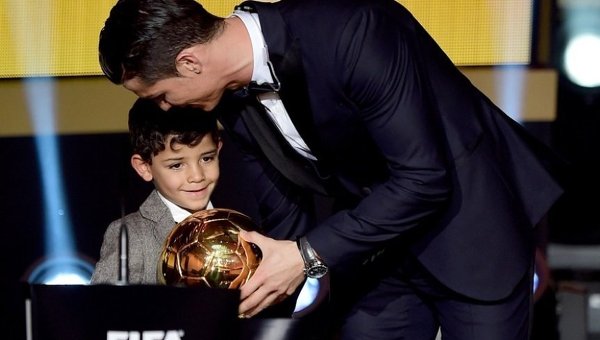 Криштиану Роналду с сыном на церемонии вручения Золотого мяча