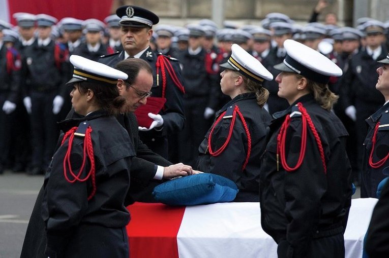 Президент Франции Франсуа Олланд на похоронах полицейских, погибших при теракте в Париже